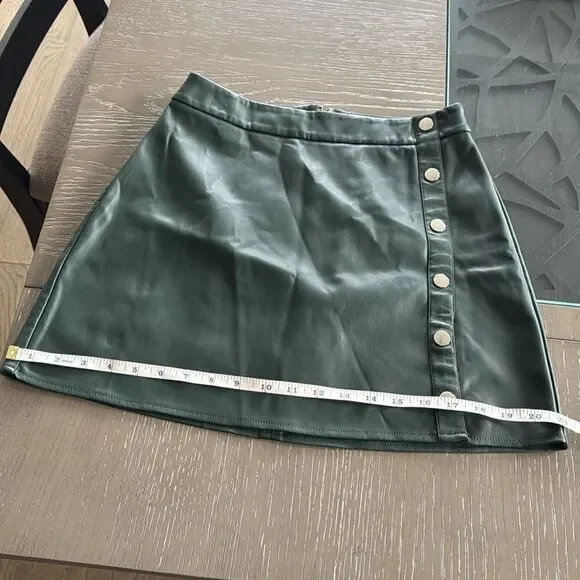 Bar lll Women’s Size 4 Green Faux Vegan Leather Mini Skirt Silver-Tone Rivets - Picture 6 of 12
